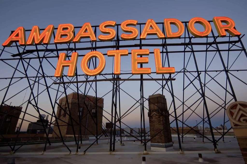 Ambassador Hotel Милуоки Екстериор снимка