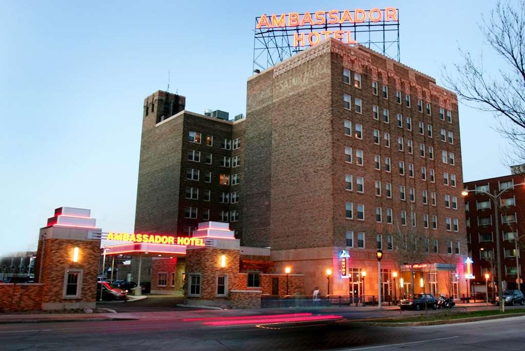 Ambassador Hotel Милуоки Екстериор снимка